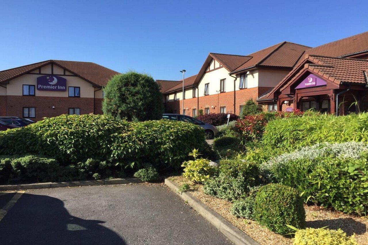 Premier Inn Newcastle - Gosforth/Крамлингтон Экстерьер фото